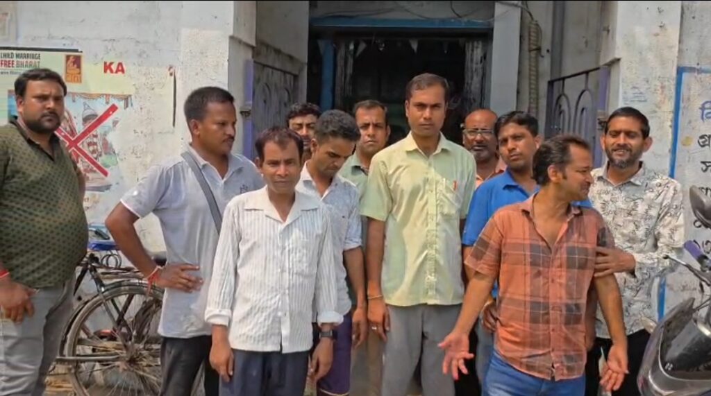 অরঙ্গাবাদে নোংরা আবর্জনা ঘিরে ক্ষোভ, পরিষ্কার না হওয়া পর্যন্ত অবস্থানের হুঁশিয়ারি।
