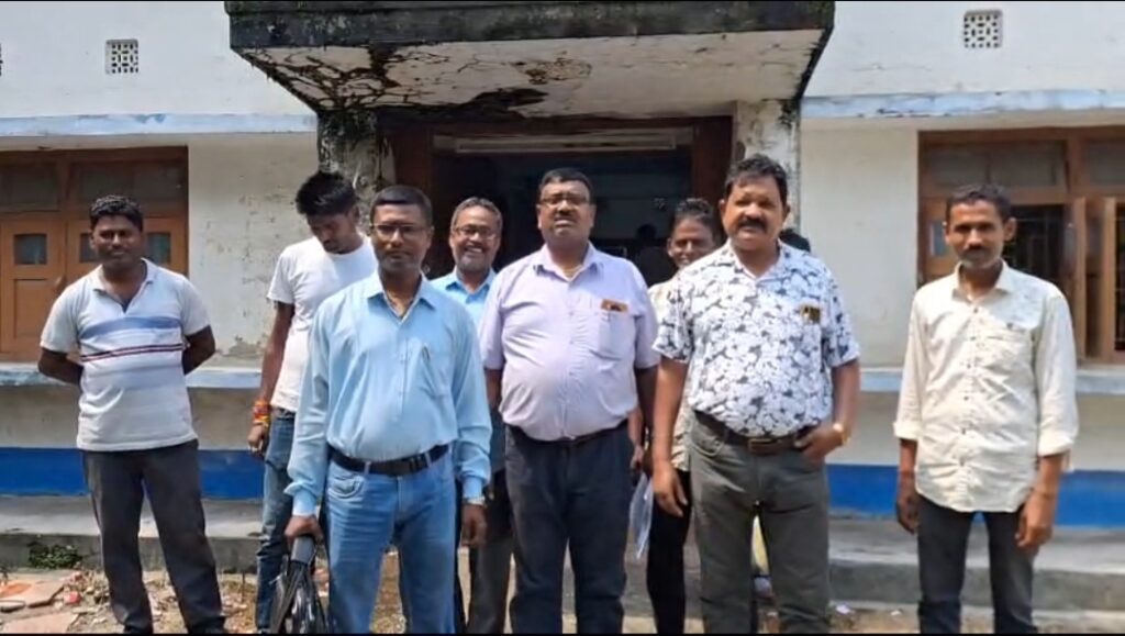 হাটের জমি আত্মসাতের অভিযোগ, তদন্তের দাবিতে প্রশাসনের দ্বারস্থ হাট কমিটি।