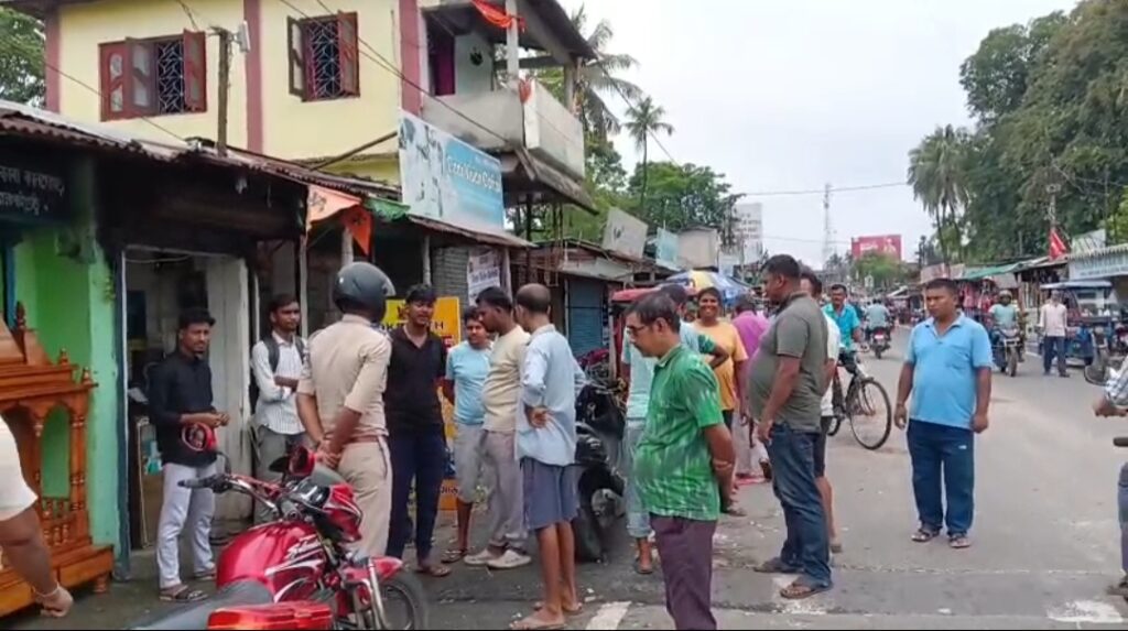 অন্যকে জরিমানা, নিজেই নিয়মভঙ্গ! বেলাকোবায় হোমগার্ডকে ঘিরে চাঞ্চল্য।