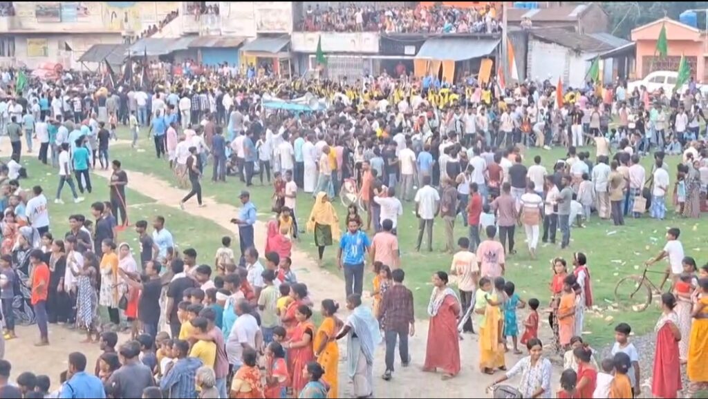 আটটি দলের অংশগ্রহণে জমজমাট মহরম, সম্প্রীতির বার্তা বৈষ্ণবনগর থেকে।