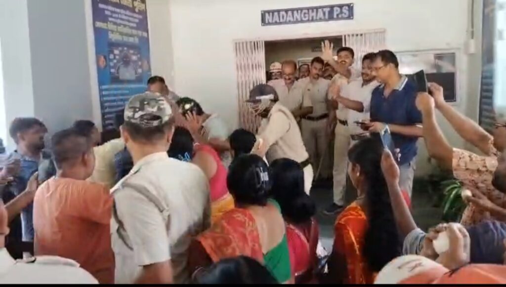 সৌভাগ্য মজুমদারের গ্রেপ্তারি ঘিরে উত্তপ্ত পূর্ব বর্ধমান, ডিম ছোড়ার অভিযোগ।