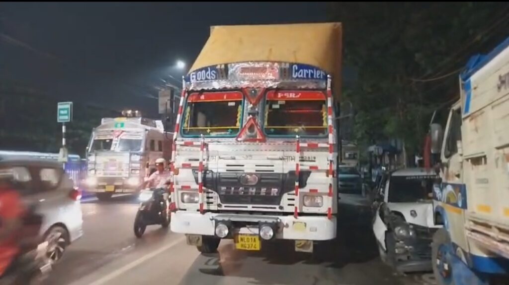 সিঁথি ক্রসিংয়ে ট্র্যাজেডি, ট্রাকচাপায় প্রাণ হারালেন পথচারী।