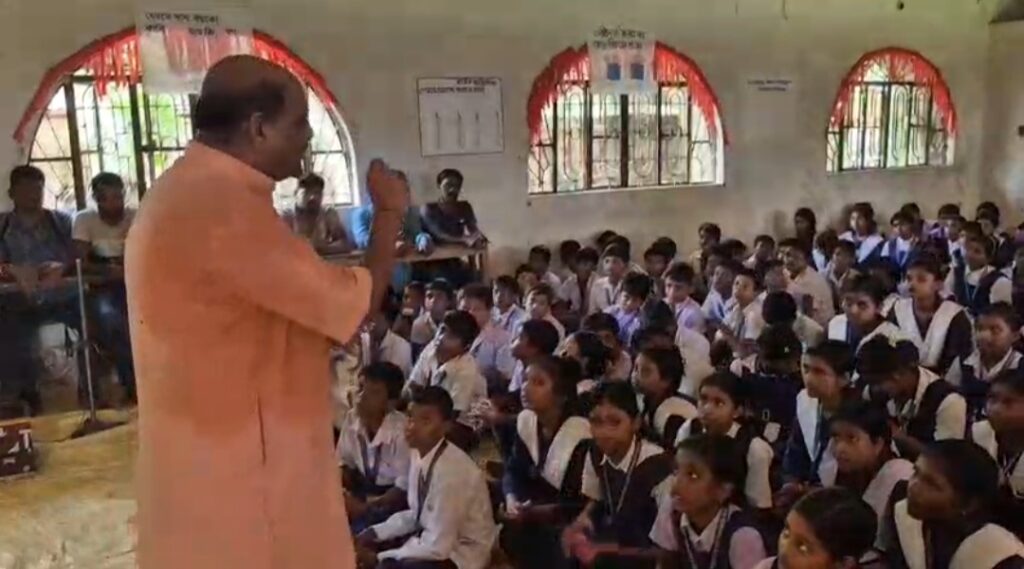 মালিবান্দি হাইস্কুলে সম্বর্ধনা সভায় ভ্যাকসিন সচেতনতার বার্তা দিলেন বিধায়ক।