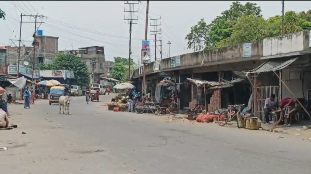রাস্তা দখলমুক্ত করতে উদ্যোগী পৌরসভা, দুশ্চিন্তায় ক্ষুদ্র ব্যবসায়ীরা।