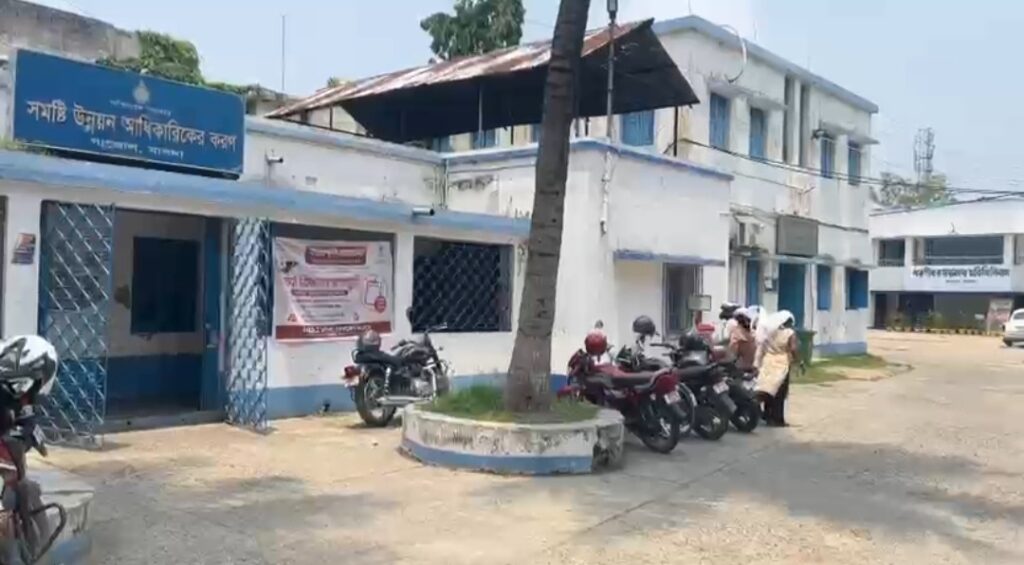 চাকরি দেওয়ার নামে টাকা ও নথি আটকে রাখার অভিযোগ, গাজোলে তদন্তের দাবি।