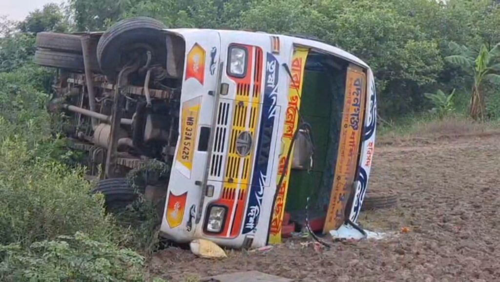 রাজ্য সড়কে ফের পথ দুর্ঘটনা, গড়বেতায় বাস উল্টে চাঞ্চল্য।।