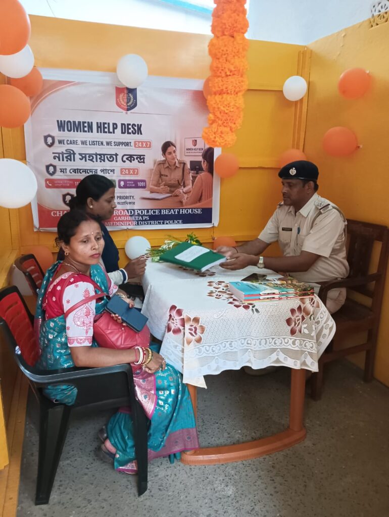 নারী সুরক্ষায় আরও এক পদক্ষেপ, চন্দ্রকোনা রোড পুলিশ বিট হাউসে শুরু মহিলা হেল্প ডেস্ক।