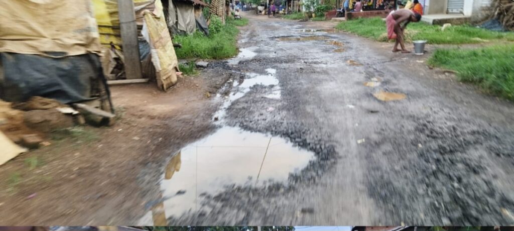 বৃষ্টিতেই ডোবায় পরিণত রাস্তা, শশাবেদিয়ায় দুর্ঘটনার আশঙ্কা বাড়ছে।