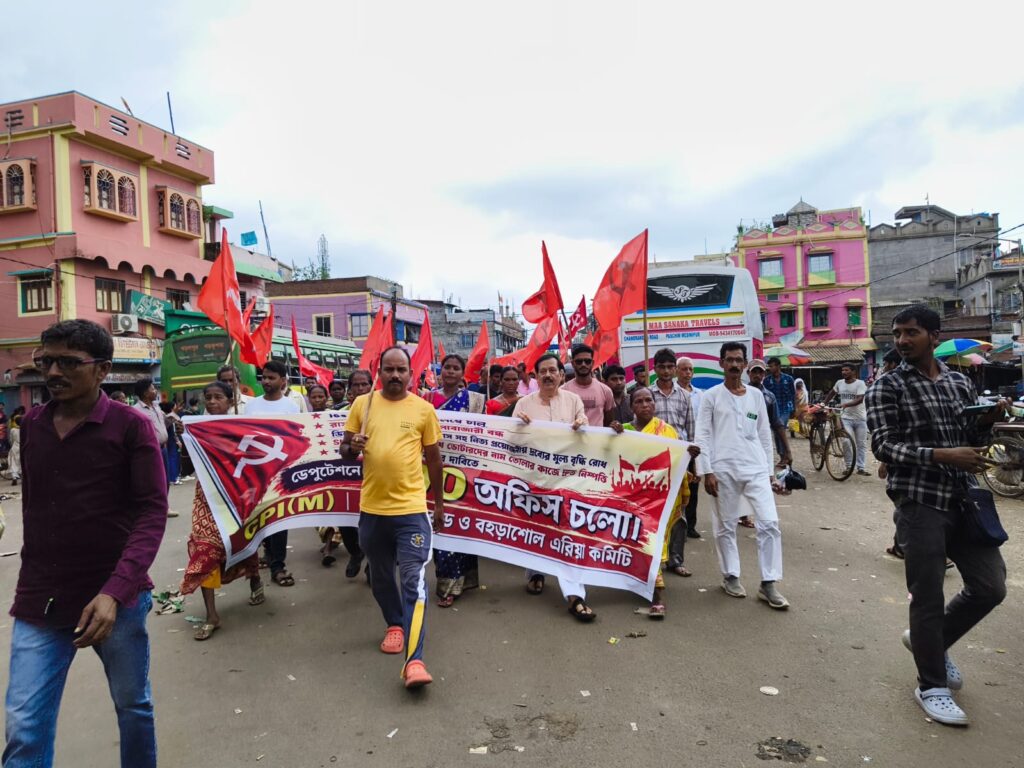 খালি গ্যাস সিলিন্ডার ও থালা-বাটি হাতে প্রতিবাদ, চন্দ্রকোনা রোডে সিপিএমের বিক্ষোভে জনসমাগম।