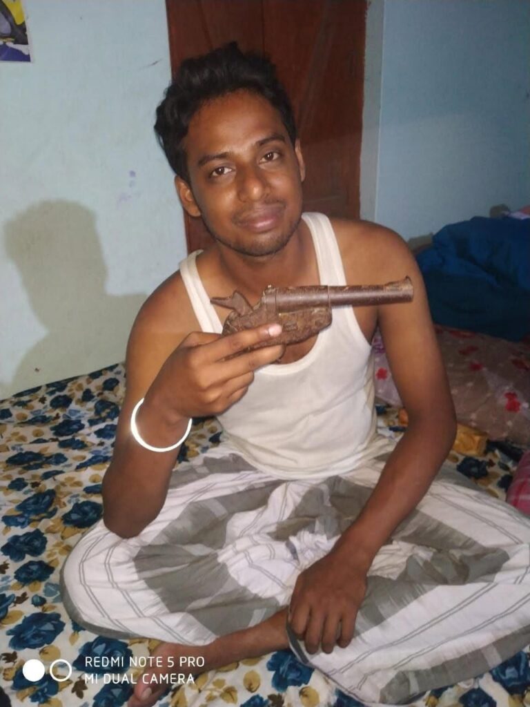 অস্ত্র হাতে ছবি ভাইরাল নিয়ে বিতর্ক, প্রাক্তন ছাত্রনেতাকে ঘিরে শুরু রাজনৈতিক চাপানউতোর।