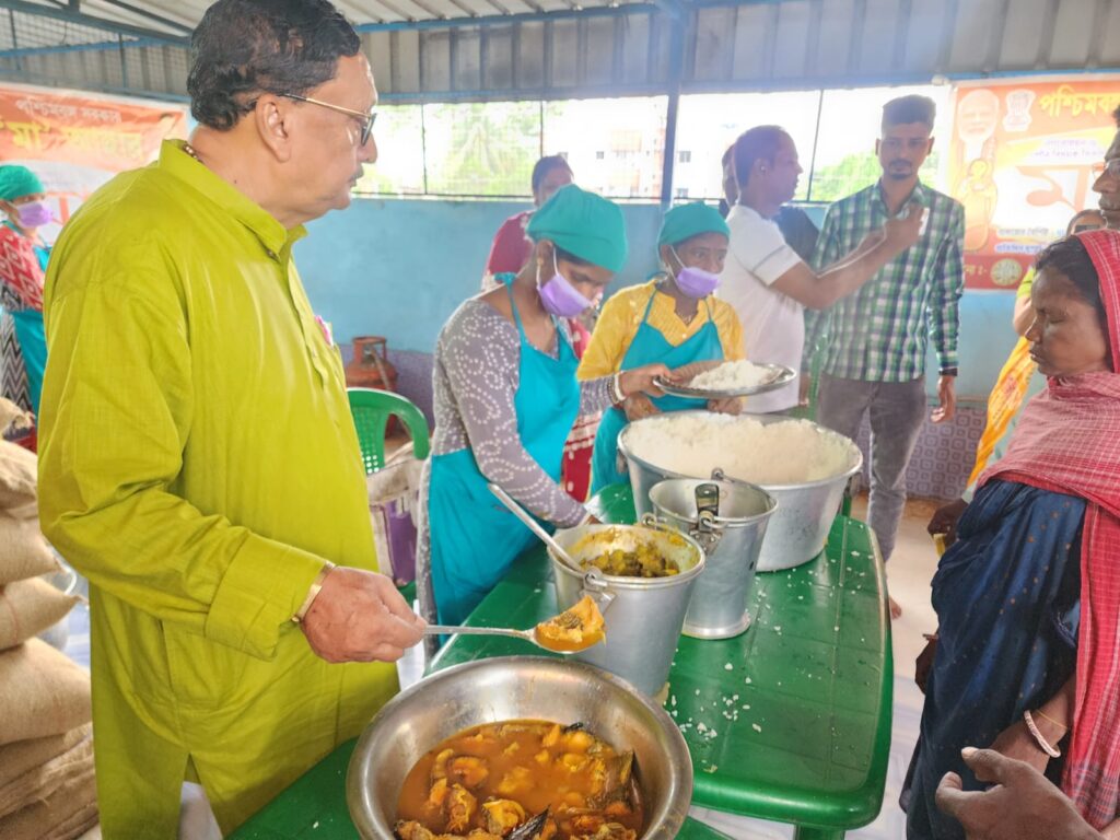 প্রান্তিক মানুষের জন্য বড় উদ্যোগ, মেদিনীপুরে ‘মা’ ক্যান্টিনে চালু মাছ-ভাত।