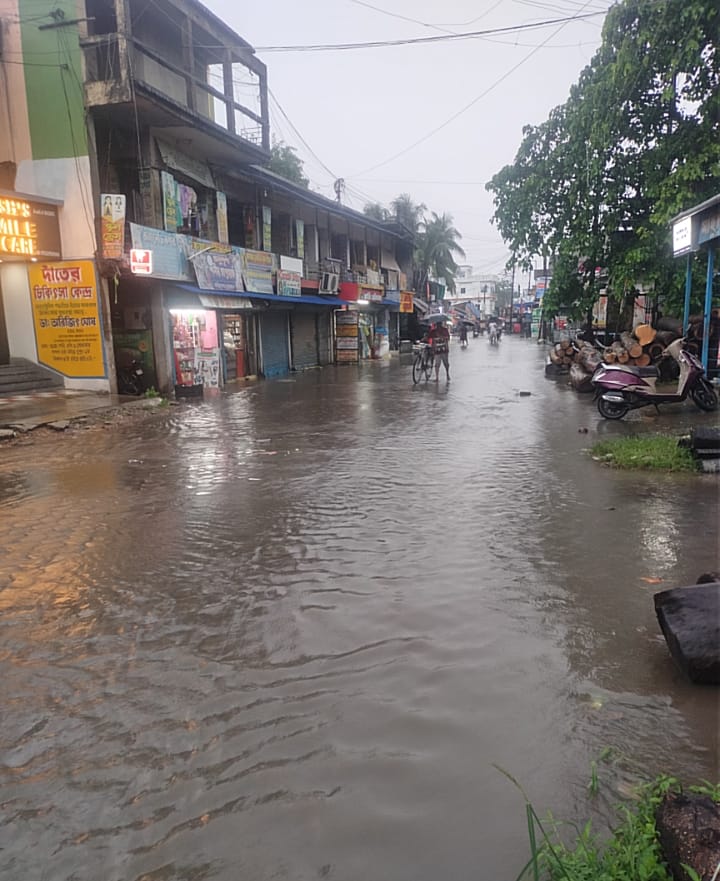 জলবন্দি রাজ্য সড়ক, দোকানে ঢুকছে জল; প্রশাসনের হস্তক্ষেপের অপেক্ষায় স্থানীয়রা।