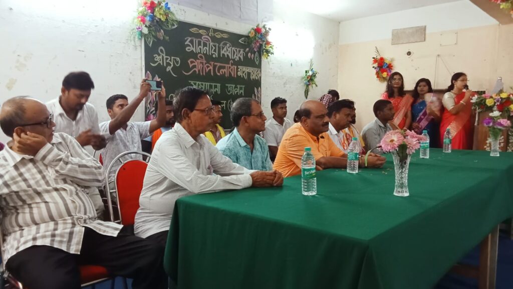 গড়বেতার ধাদিকা উচ্চ বিদ্যালয়ে সংবর্ধনা সভা, উপস্থিত বিধায়ক ও বিদ্যালয় পরিবারের সদস্যরা।
