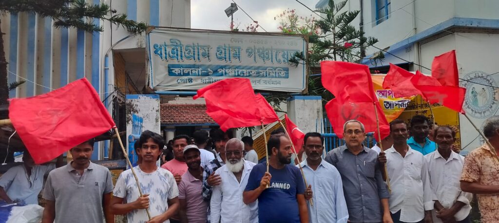 পুনর্বাসন, পানীয় জল ও রাস্তা সংস্কারের দাবিতে ধাত্রীগ্রাম গ্রাম পঞ্চায়েত ঘেরাও করে স্মারকলিপি।।