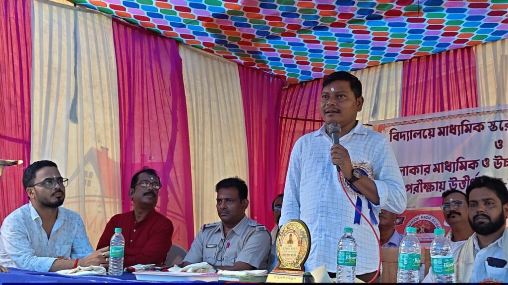 শিক্ষার্থীদের সাফল্যকে কুর্নিশ, দোমুয়ানি হাই স্কুলে সংবর্ধনা অনুষ্ঠানে বিশিষ্টদের উপস্থিতি।।