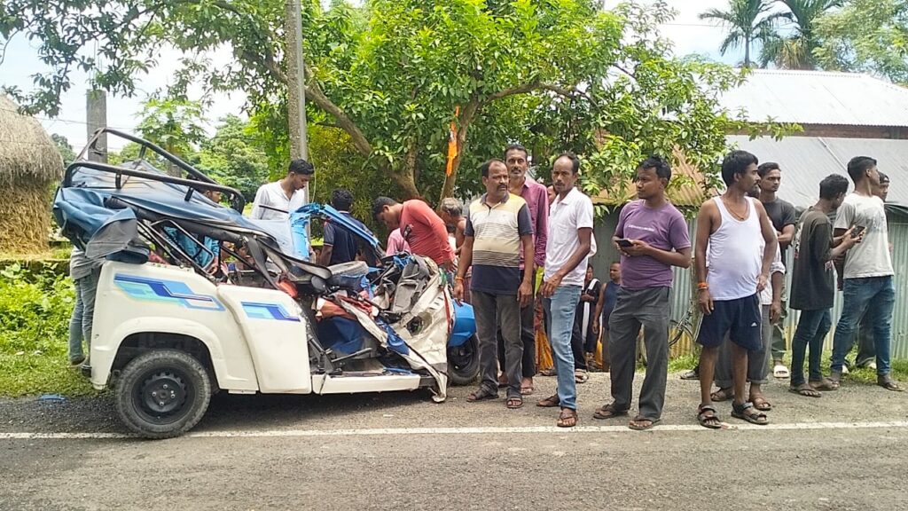 মাথাভাঙ্গা-শীতলকুচি সড়কে মরণফাঁদ! সংঘর্ষে নিহত ১, আহত একাধিক যাত্রী।