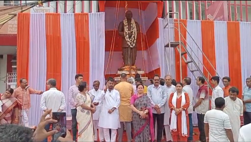 পোস্ট অফিস মোড়ে ড. শ্যামাপ্রসাদ মুখার্জির মূর্তিতে পুষ্পার্ঘ, উপস্থিত বিজেপি নেতৃত্ব।