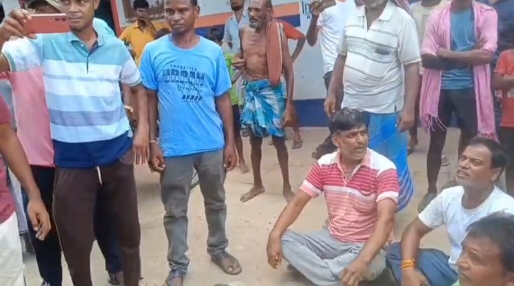 তৃণমূল নেতার বাড়ির ছাদে বিজেপির পতাকা, সংঘর্ষের অভিযোগে তদন্তের দাবি।
