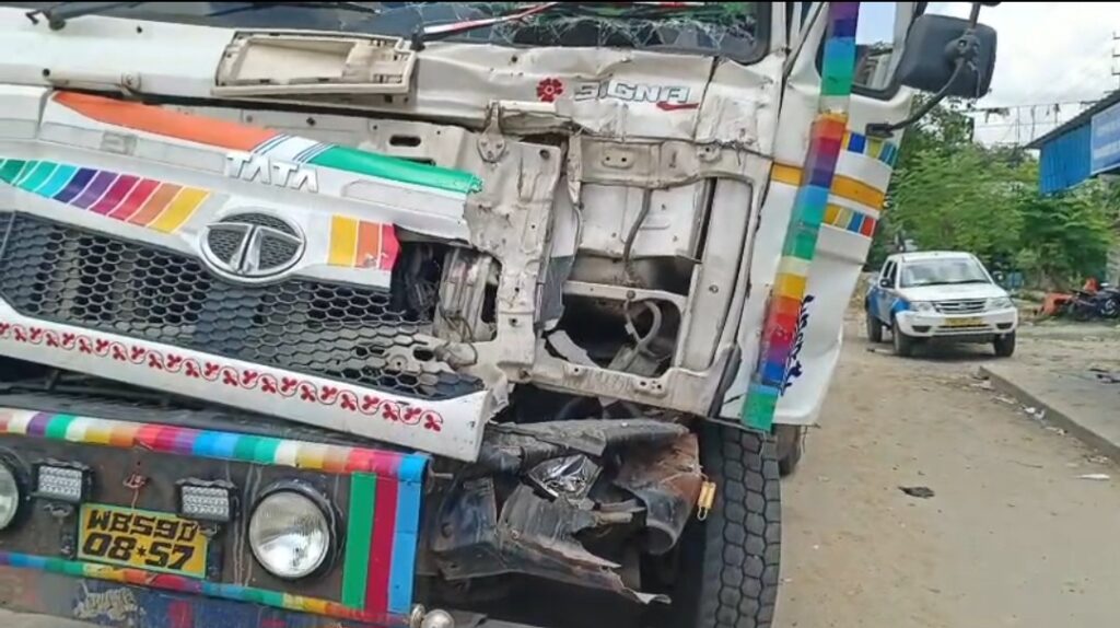 মালদায় ফের জাতীয় সড়কে দুর্ঘটনা, ব্যারিকেড পুনর্বহালের দাবি স্থানীয়দের।