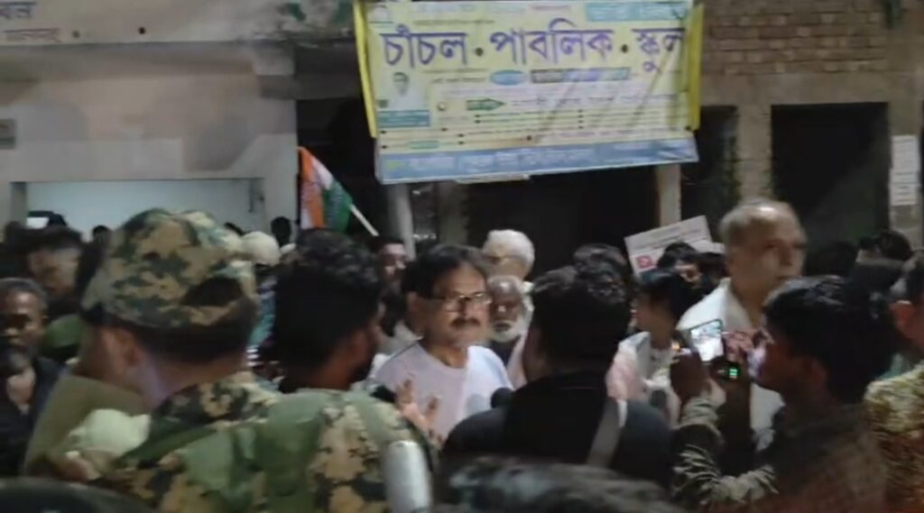 দলীয় কার্যালয় ঘিরে উত্তপ্ত চাঁচল, কংগ্রেসের দুই গোষ্ঠীর বিরোধে পুলিশ মোতায়েন।