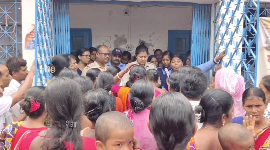 অন্নপূর্ণা প্রকল্পে অনিয়মের অভিযোগ, গাজোল ব্লক অফিসের সামনে বিক্ষোভে উত্তপ্ত পরিস্থিতি।