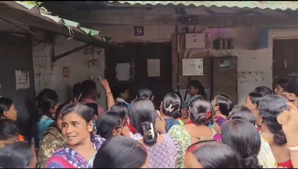 অন্নপূর্ণার টাকা না মেলায় ব্লক অফিস ঘেরাও, দ্রুত সমাধানের দাবিতে সরব মহিলারা।