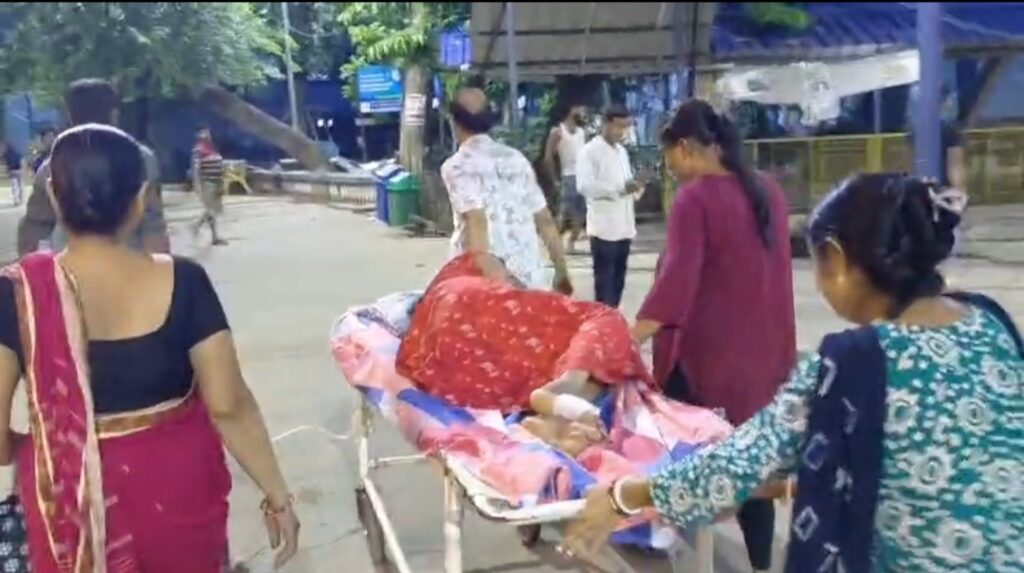 স্যালাইন বোতল দেখে চমক পরিবারের, মার্চেই মেয়াদ শেষ—অভিযোগ ঘিরে তদন্ত শুরু হাসপাতালে।