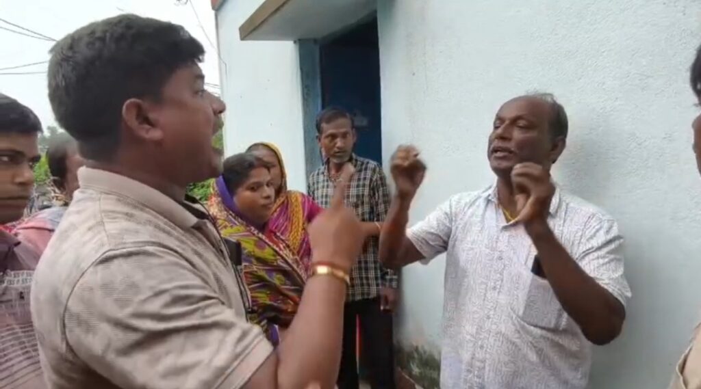 ‘টাকা ফেরত দাও’ দাবিতে সরব বাসিন্দারা, খড়্গপুরে প্রাক্তন তৃণমূল নেতাকে ঘিরে বিক্ষোভ।