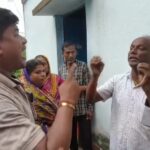 ‘টাকা ফেরত দাও’ দাবিতে সরব বাসিন্দারা, খড়্গপুরে প্রাক্তন তৃণমূল নেতাকে ঘিরে বিক্ষোভ।