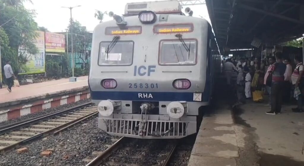 যাত্রীদের দীর্ঘ অপেক্ষার অবসান, নতুন এসি লোকালে বারাসাত থেকে শিয়ালদহ যাত্রা আরও আরামদায়ক।
