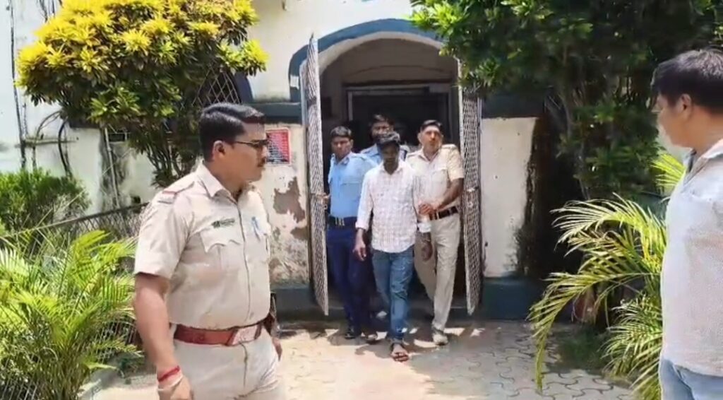 ব্যাগে লুকিয়ে পাচারের ছক ভেস্তে দিল পুলিশ, রতুয়ায় উদ্ধার ৩০ বোতল বেআইনি কাফ সিরাপ।