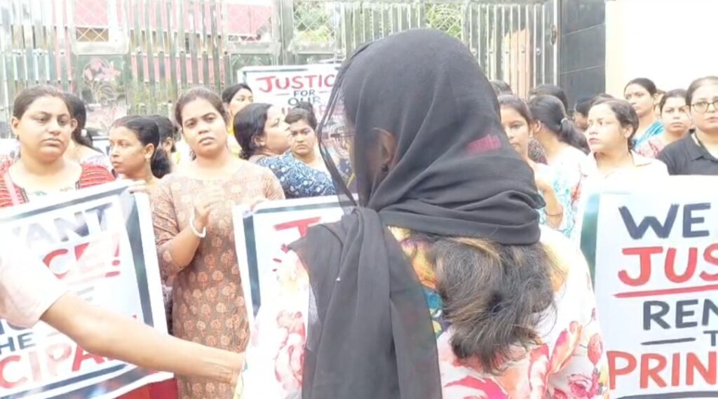 ছাত্রের উপর নির্যাতনের অভিযোগ ঘিরে উত্তাল মেদিনীপুরের ইংরেজি মাধ্যম স্কুল, গেটে তালা-বিক্ষোভ অভিভাবকদের।