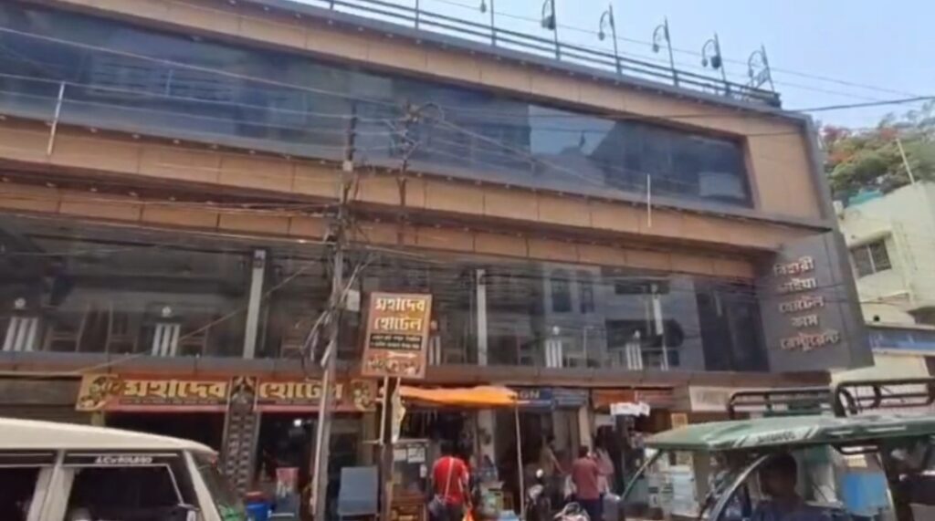 ইংরেজবাজারে অবৈধ নির্মাণের বিরুদ্ধে প্রশাসনের অভিযান, দোকানদারদের কাগজ জমার নির্দেশ।