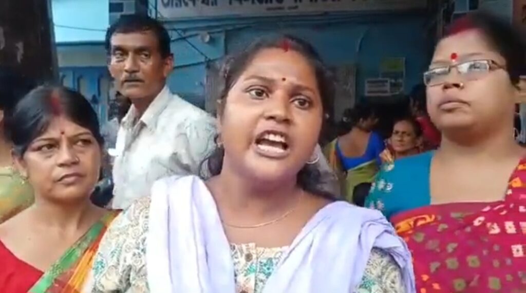 মাসের পর মাস অ্যাকাউন্টে টাকা নেই, প্রাপ্য দাবিতে তারকেশ্বরে পথে নামলেন মহিলারা।