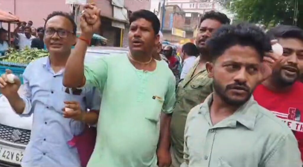 মামন শেখকে ঘিরে বোলপুর আদালতে বিক্ষোভ, পুলিশের গাড়ি লক্ষ্য করে ডিম ছোড়ার অভিযোগ।