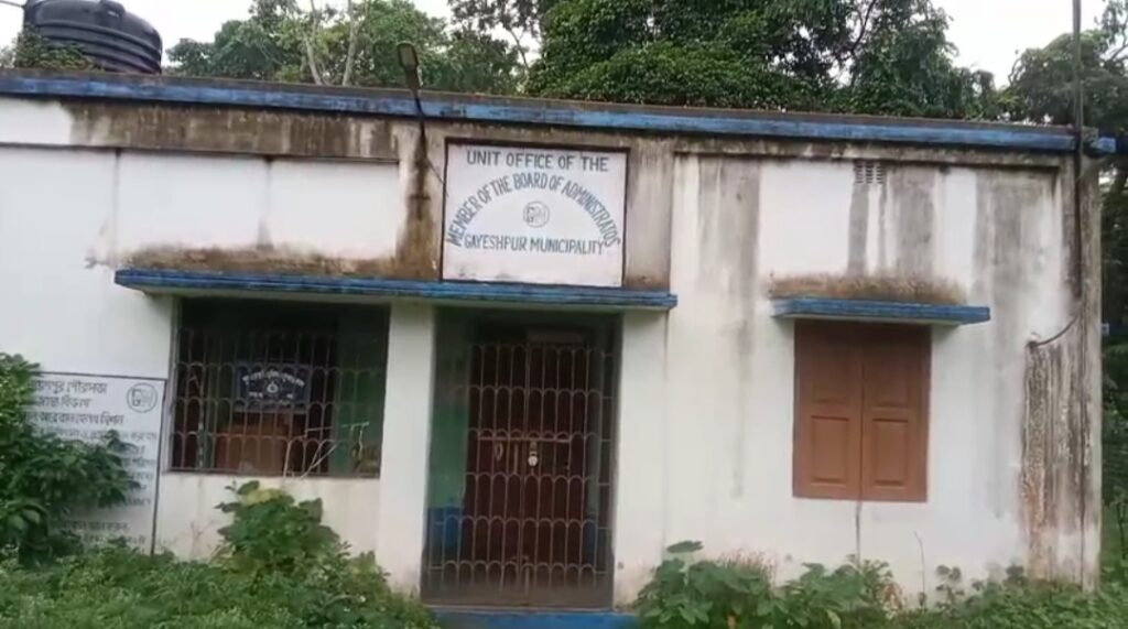 পরিত্যক্ত ওয়ার্ড অফিস রক্ষায় পদক্ষেপ, পুলিশকে সঙ্গে নিয়ে তালাবন্ধ করল গয়েশপুর পৌরসভা।