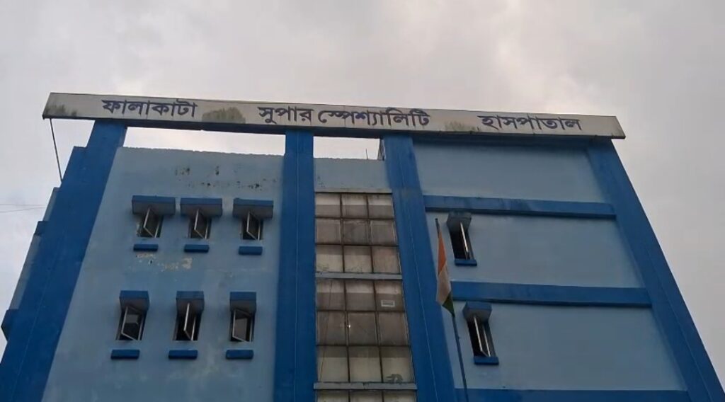 পুরনো গাছের শুকনো ডাল ভেঙে আতঙ্ক, কাঁঠালবাড়ি মোড়ে আহত তিন ছাত্রী।