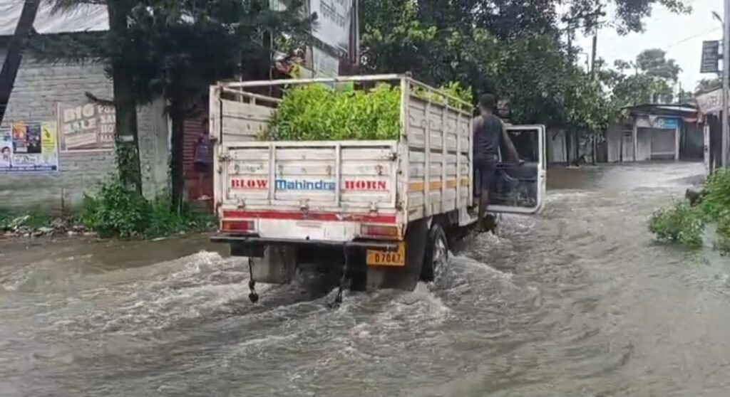 ভারী বৃষ্টিতে বিপর্যস্ত কালচিনি, রাস্তা থেকে বাড়ি সর্বত্র জলমগ্ন পরিস্থিতি।