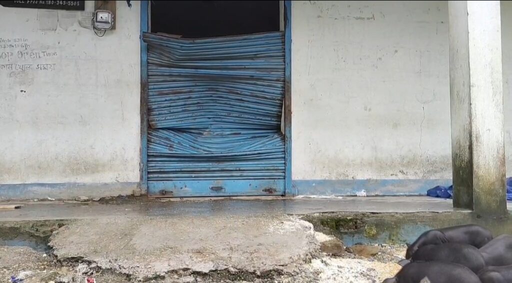 রাতের অন্ধকারে হাতির হামলা, তাসাটি চা বাগানে আতঙ্ক; রেশন দোকানের ক্ষতি।