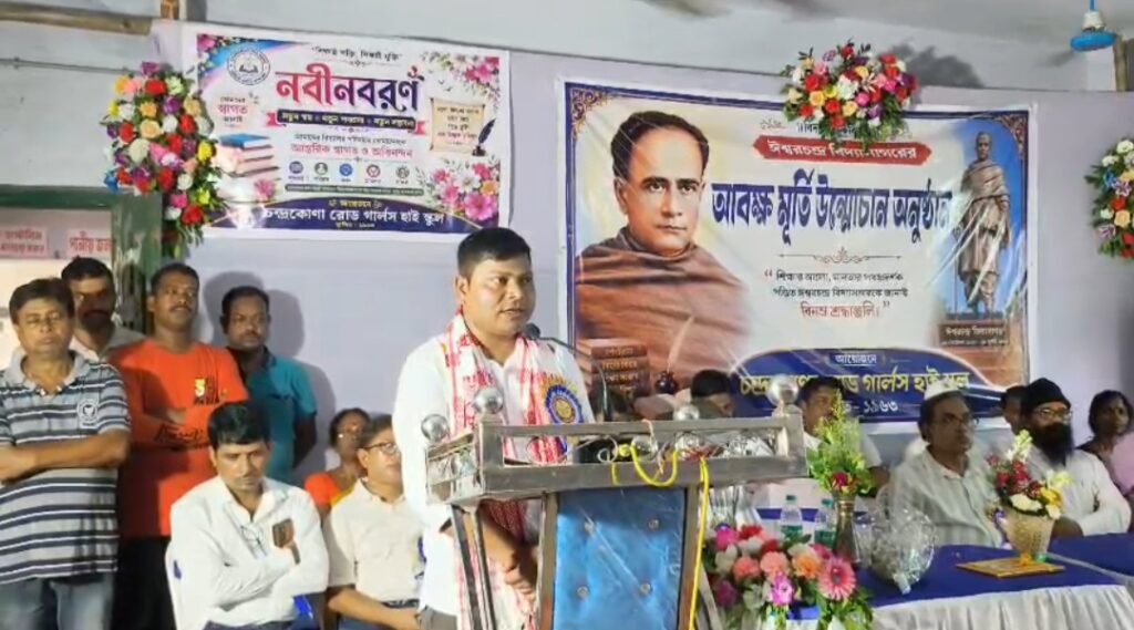 নারী শিক্ষা ও বাল্যবিবাহ রোধের বার্তা, চন্দ্রকোনারোডে বিদ্যাসাগর মূর্তি উন্মোচন।।