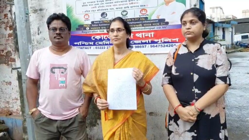 ভাইরাল ছবিকে কেন্দ্র করে রাজনৈতিক বিতর্ক, শ্রীলেখা মিত্রের বিরুদ্ধে অভিযোগ জমা মেদিনীপুর কোতোয়ালি থানায়।