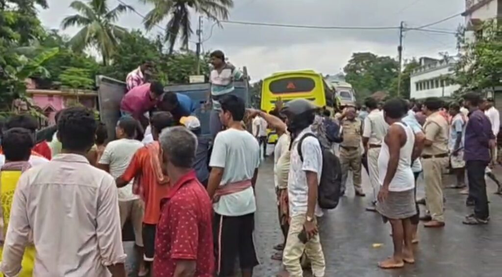 ভয়াবহ বাস-লরি সংঘর্ষে চাঞ্চল্য, চালককে উদ্ধারে দীর্ঘক্ষণ অভিযান।