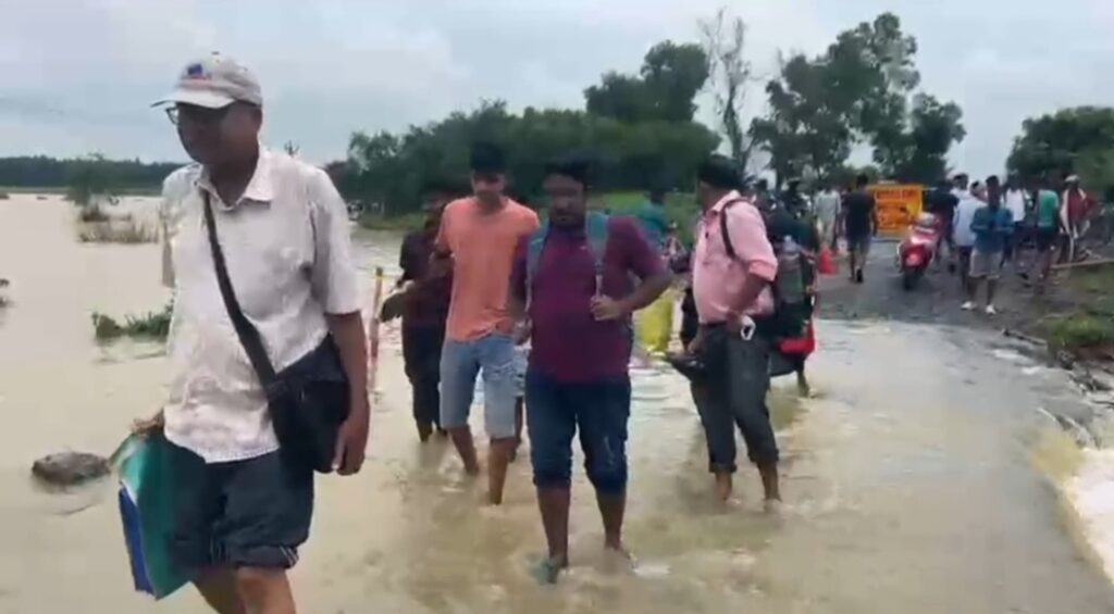 ভারী বৃষ্টিতে রাজ্য সড়ক কার্যত জলতল, দুর্ভোগে সাধারণ মানুষ ও যানবাহন চালকরা।