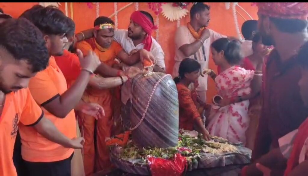 আদিনায় ধর্মীয় আবহে শিবলিঙ্গ প্রতিষ্ঠা, রুদ্রাভিষেক উপলক্ষে কড়া নিরাপত্তা ও ভক্তসমাগম।