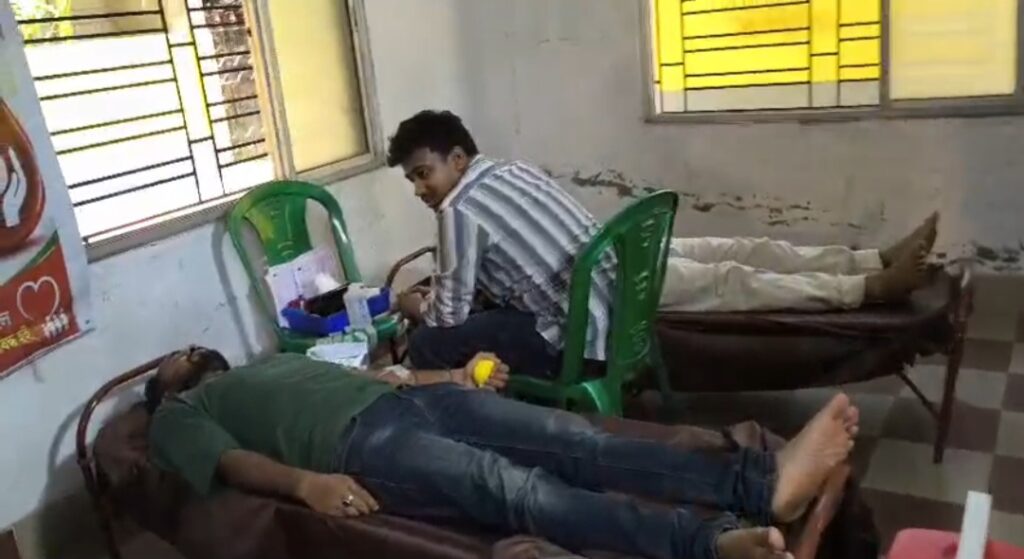 হুগলির শ্রীরামপুরে স্বেচ্ছায় রক্তদান শিবির, মানবিক উদ্যোগে প্রশংসিত পূজো কমিটি।