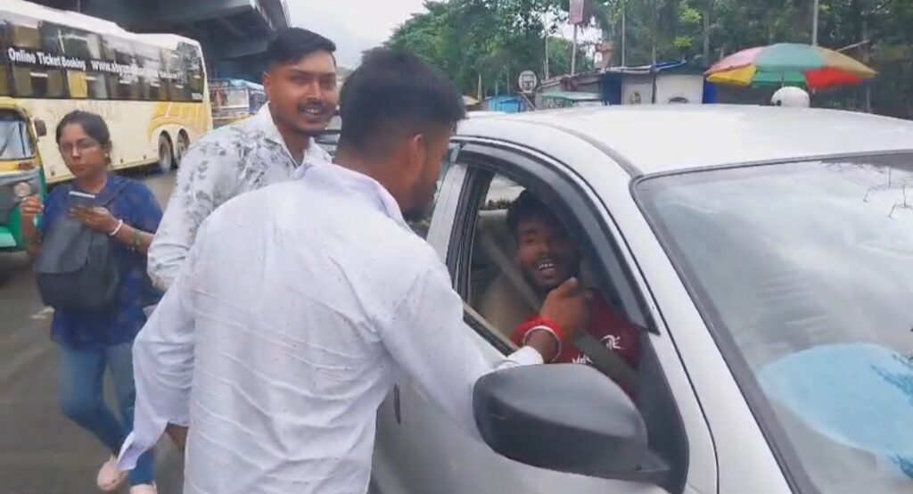 ধর্মঘটের জেরে কেষ্টপুরে অ্যাপ ক্যাব পরিষেবায় প্রভাব, রাস্তায় নেমে প্রচারে সমর্থকরা।