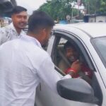 ধর্মঘটের জেরে কেষ্টপুরে অ্যাপ ক্যাব পরিষেবায় প্রভাব, রাস্তায় নেমে প্রচারে সমর্থকরা।