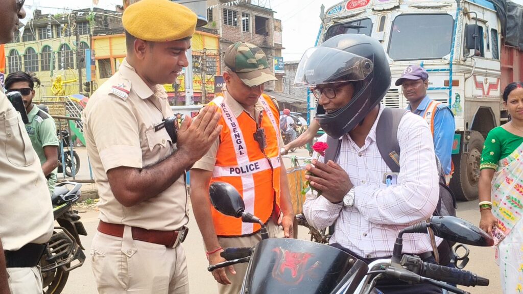 গোলাপ ফুলে ট্রাফিক সচেতনতার বার্তা, গড়বেতায় পুলিশের ব্যতিক্রমী কর্মসূচি।