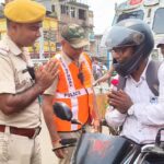 গোলাপ ফুলে ট্রাফিক সচেতনতার বার্তা, গড়বেতায় পুলিশের ব্যতিক্রমী কর্মসূচি।
