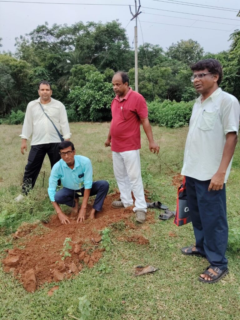 আমলকী থেকে পলাশ—হুমগড়ের ফুটবল মাঠ ঘিরে সবুজের অভিযানে বিজ্ঞান কেন্দ্র।